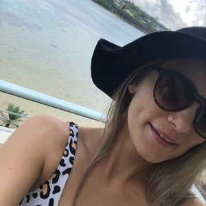 Meet your Posher, Danielle